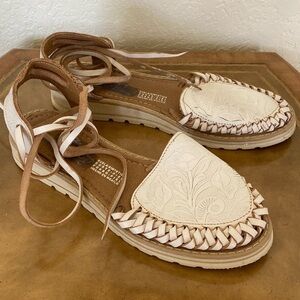 White Tie Lace Up Huaraches with Rose Design Marked Ashley Made in Mexico Sz 9